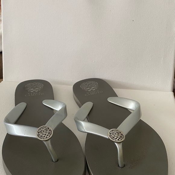 Vince Camuto flip flops size 10 - Picture 3 of 5